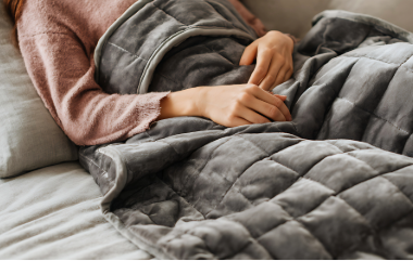 Ajută păturile grele la un somn mai bun?